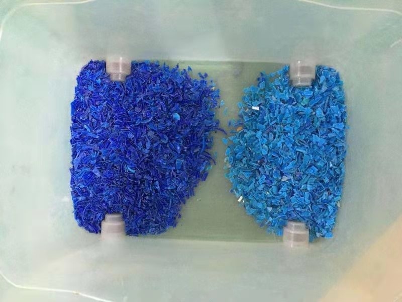 Plastikfarbe, die Waschmaschine HAUSTIER trinkt die Plastikwiederverwertung sortiert
