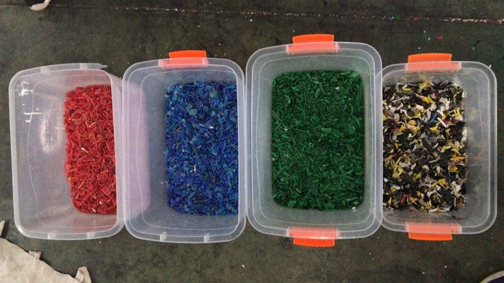 Hohe Präzision 10 transportiert 4.5-16 HDPE t-/hpet-PVCs pp. STREICHELT Plastikflocken färbt Sortierer-Maschine auf einer Rutschbahn